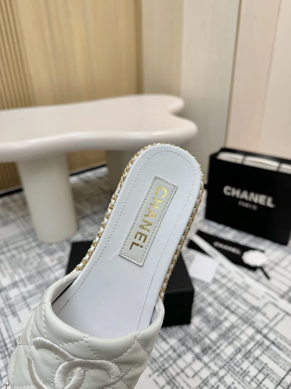👟👟Ex-factory price 480👟👟 Top version Chanel Chanel - 2025 spring model, counter top double C sandals, this classic design; the extraordinary double C incorporates a variety of color elements... The diversified mix and match is very beautiful and versatile, very light on the foot, comfortable, super delicate and elegant, and can be used outdoors... ꫛꫀꪝ Go➫ Material: ❶Upper made of: Original imported sheepskin ❷Inner lining: Original sheepskin lining ❸Outsole based on: Original Italian genuine leather outsole Counter boutique packaging complete set for women 35–40 (customized for 41) 3 colors available (black, white, pink)
